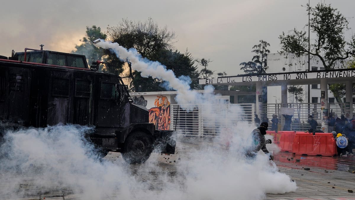 🔴Disturbios frente a Universidad Nacional causan cierre total: TransMilenio, desvíos y última hora