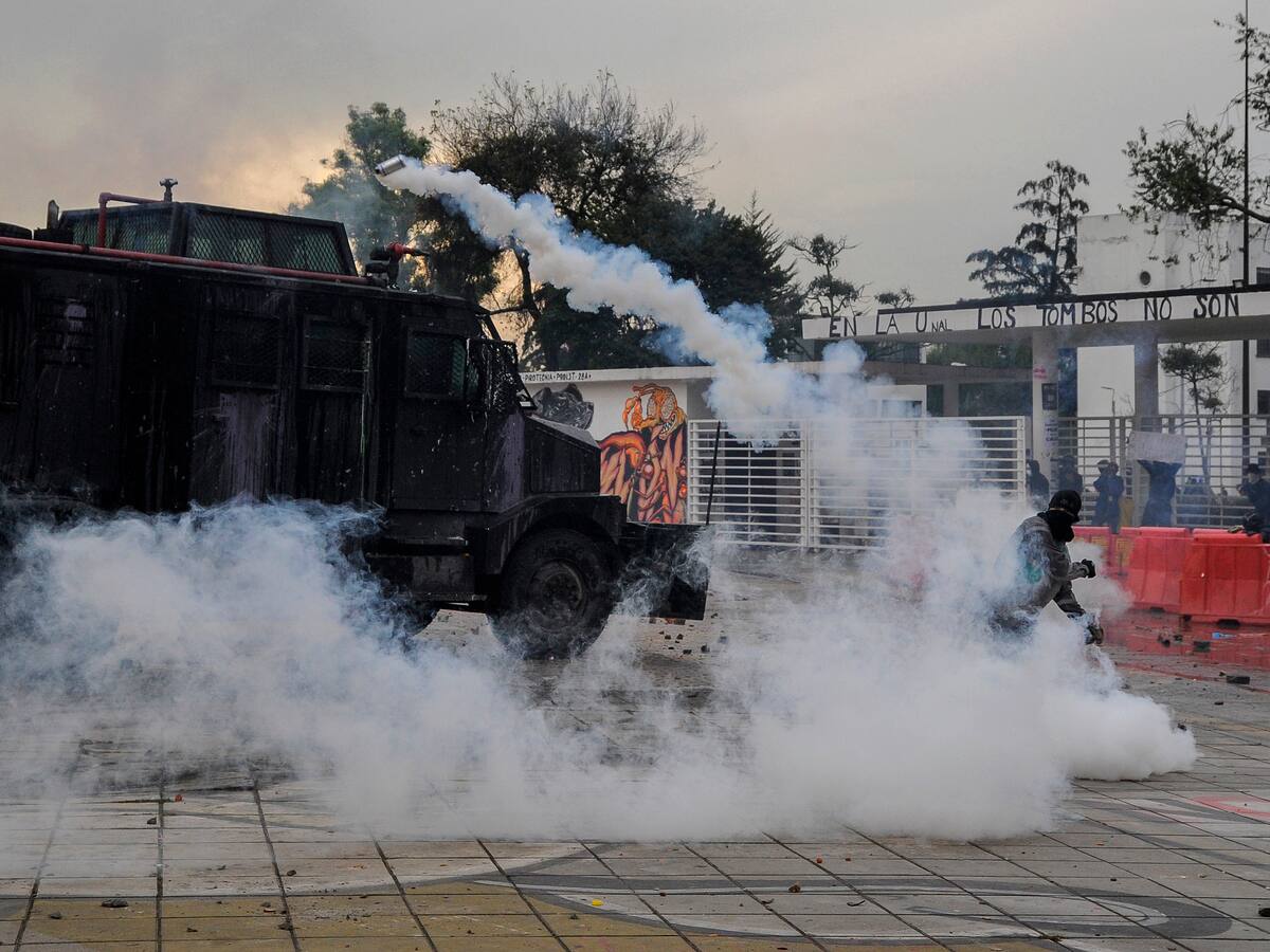 🔴Disturbios frente a Universidad Nacional causan cierre total: TransMilenio, desvíos y última hora