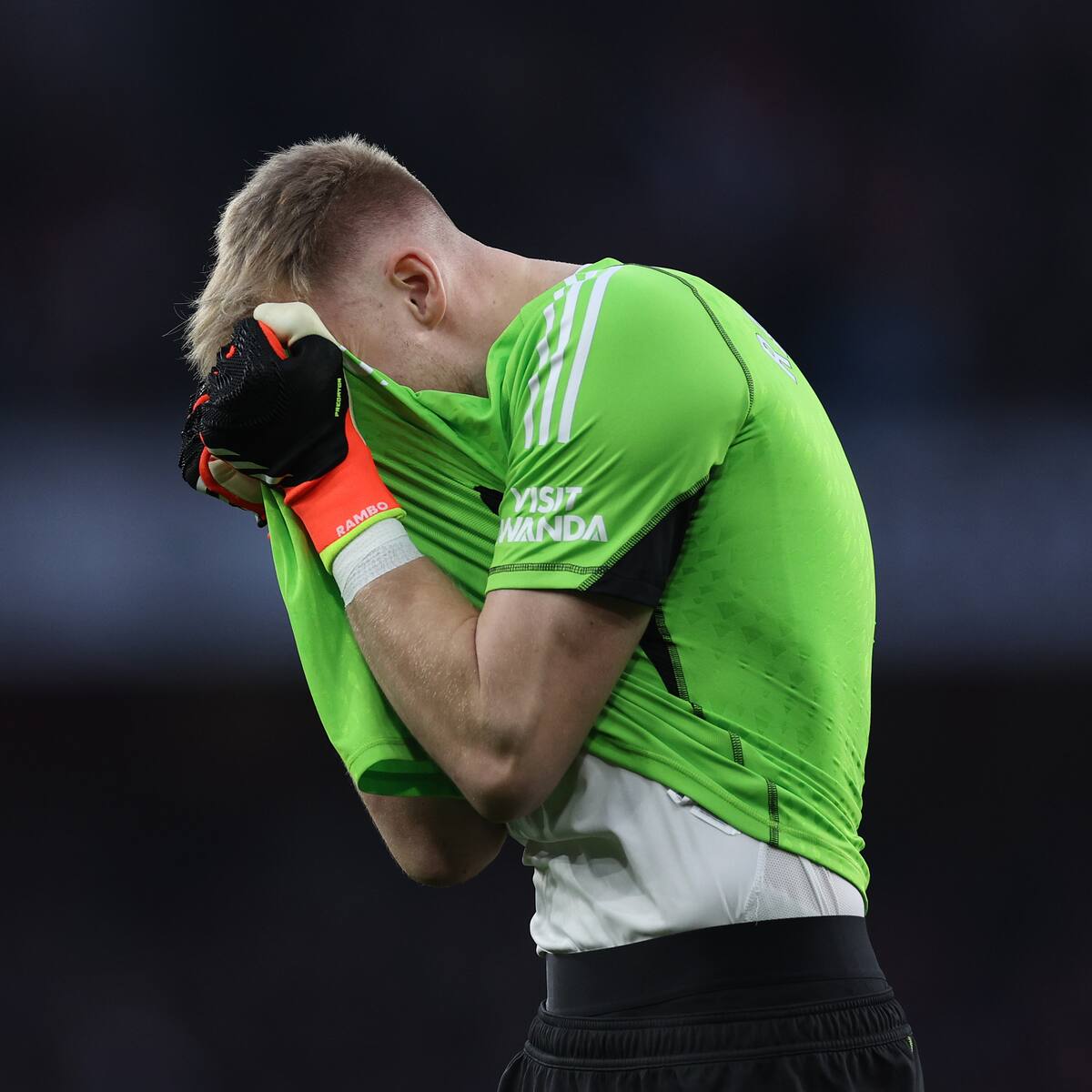 Video: Insólito error de Aaron Ramsdale que por poco arruina el liderato del Arsenal