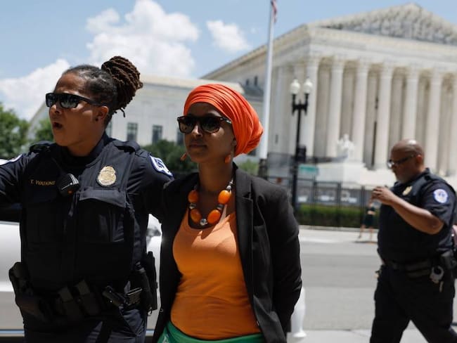 Arrestan a representante demócrata Ilha Omar y 16 congresistas más en EE.UU. Foto: Getty