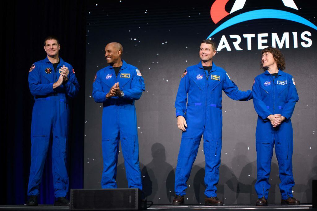 Los astronautas Jeremy Hansen, Victor Glover, Reid Wiseman y Christina Hammock Koch suben al escenario después de ser seleccionados para la misión Artemis II, que se aventurará alrededor de la Luna / (Foto de MARK FELIX/AFP a través de Getty Images)