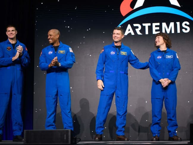 Los astronautas Jeremy Hansen, Victor Glover, Reid Wiseman y Christina Hammock Koch suben al escenario después de ser seleccionados para la misión Artemis II, que se aventurará alrededor de la Luna / (Foto de MARK FELIX/AFP a través de Getty Images)
