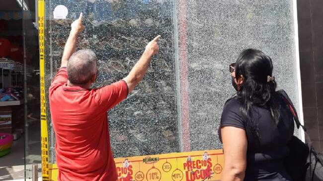 Delincuentes en moto rompieron vidrios con armas de fuego