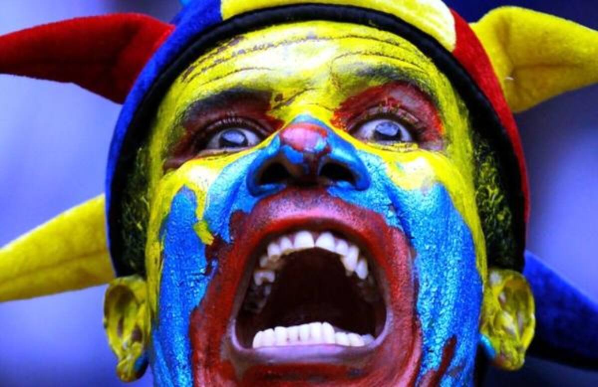 A pesar de la fuerte lluvia que cayó en Barranquilla, los aficionados llegan al estadio Metropolitano para apoyar a la Selección Colombia en su partido ante Perú. Foto: Colprensa