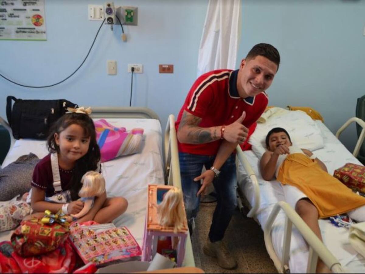 Doblete de Quintero en Antioquia, visitó a niños en Medellín y sigue Urabá