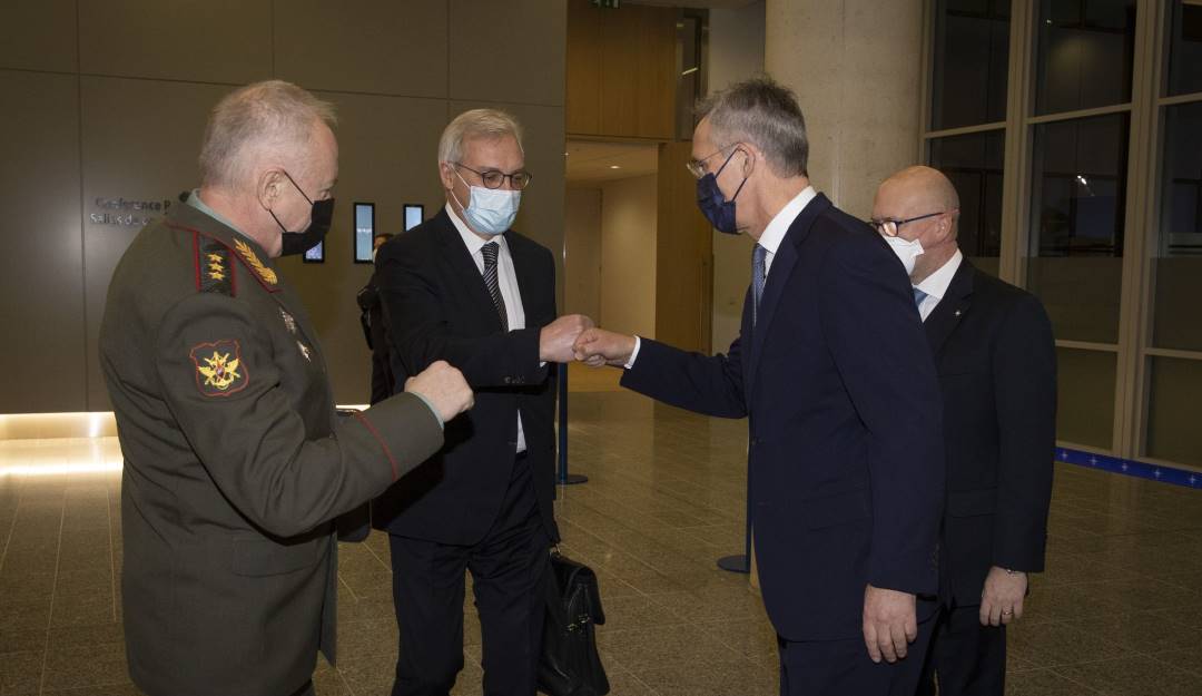 Reunión entre funcionarios de defensa rusos y la OTAN.       Foto: Getty 