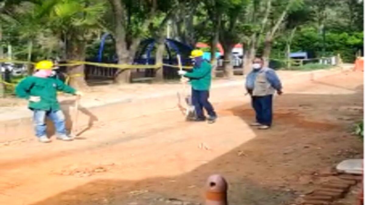 Denuncian demora en la pavimentación de una vía en Hacienda San Juan