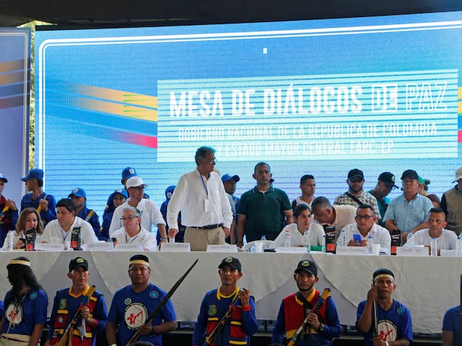 AME5516. TIBÚ (COLOMBIA), 08/10/2023.- Voceros de las delegaciones del Gobierno y del Estado Mayor Central (EMC), principal disidencia de las FARC, instalan la mesa de diálogo y el arranque del cese al fuego bilateral, en el municipio de Tibú, en la convulsa región del Catatumbo (Colombia). El EMC, disidencia formada antes de la firma de la paz con las FARC, agrupa a unas 3.400 personas en varios frentes liderados por alias &quot;Iván Mordisco&quot;. Este grupo ya había pactado un cese al fuego con el Gobierno a principios de año que se iba a extender hasta junio, pero fue roto de forma parcial en mayo en cuatro departamentos después de que las disidencias asesinaran a cuatro menores indígenas a los que antes habían reclutado. EFE/ Mario Caicedo