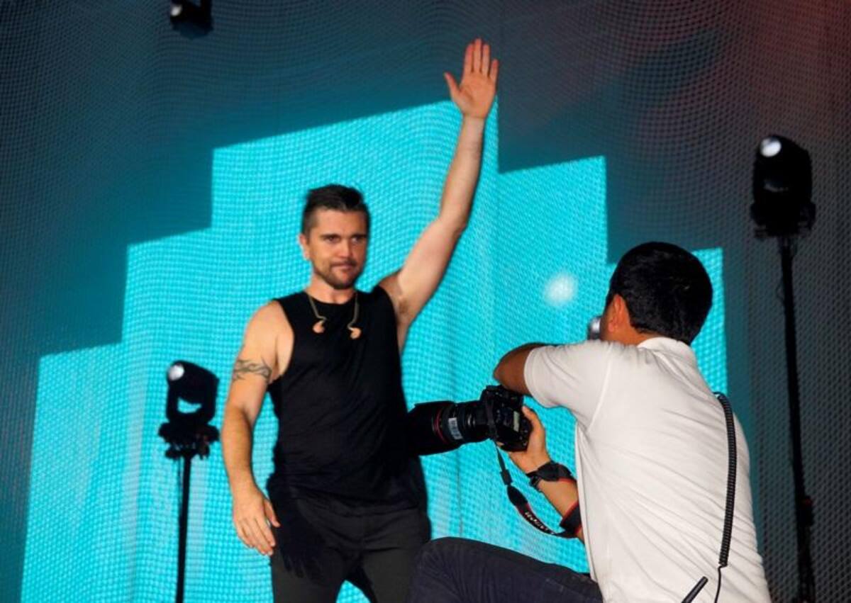 Antes de finalizar su gira, Juanes presentó a su banda, conformada en su mayoría por colombianos. También hacen parte de ella un venezolano y un dominicano.