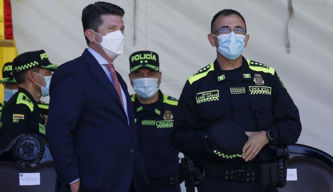 Ministro de Defensa, Diego Molano (izquierda) y el director de la Policía, general Jorge Luis Vargas (derecha)