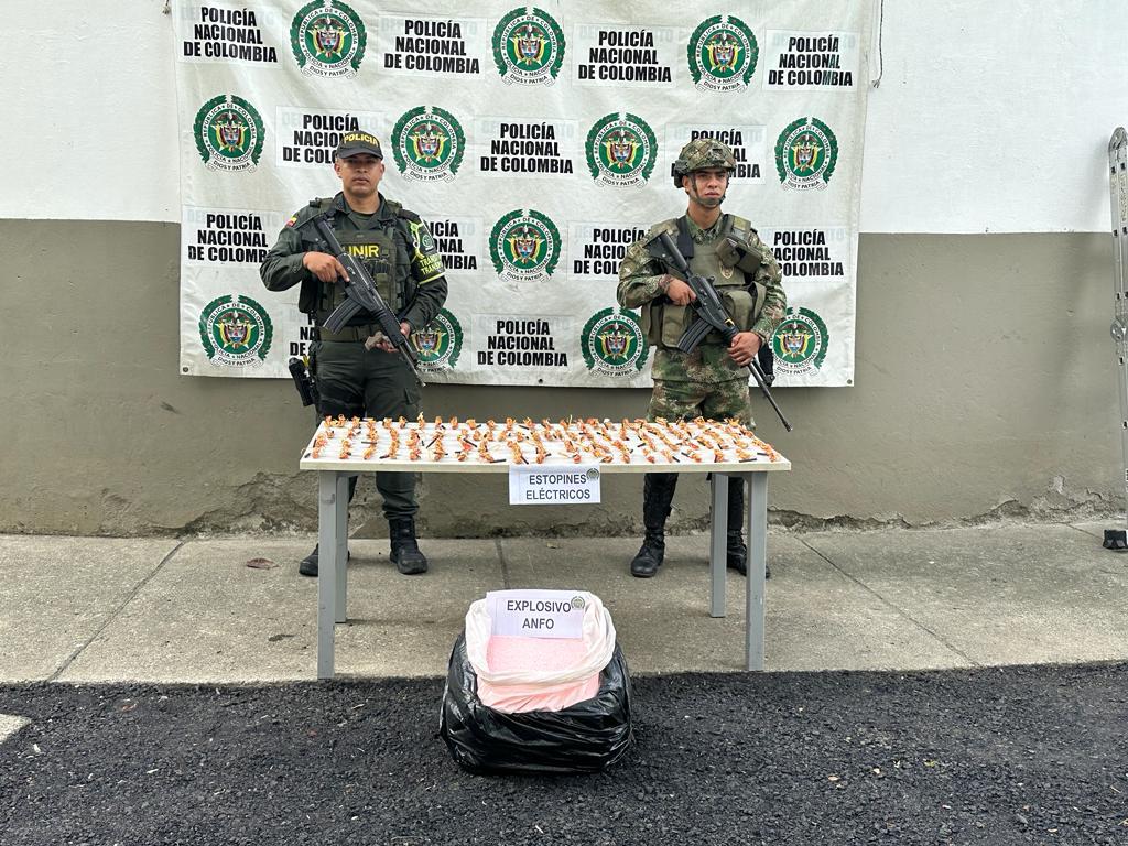 La encomienda con los explosivos fue incautada sobre la vía al mar, a la altura de la vereda Cisneros, de Buenaventura.