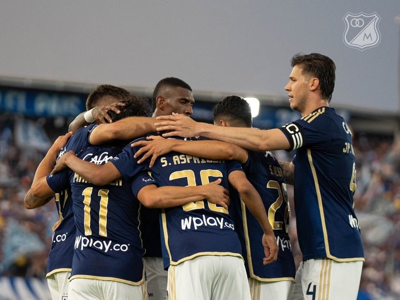 Los jugadores de Millonarios celebran uno de sus goles ante el América / Twitter: @MillosFCoficial.