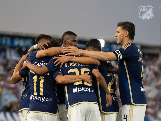 Los jugadores de Millonarios celebran uno de sus goles ante el América / Twitter: @MillosFCoficial.