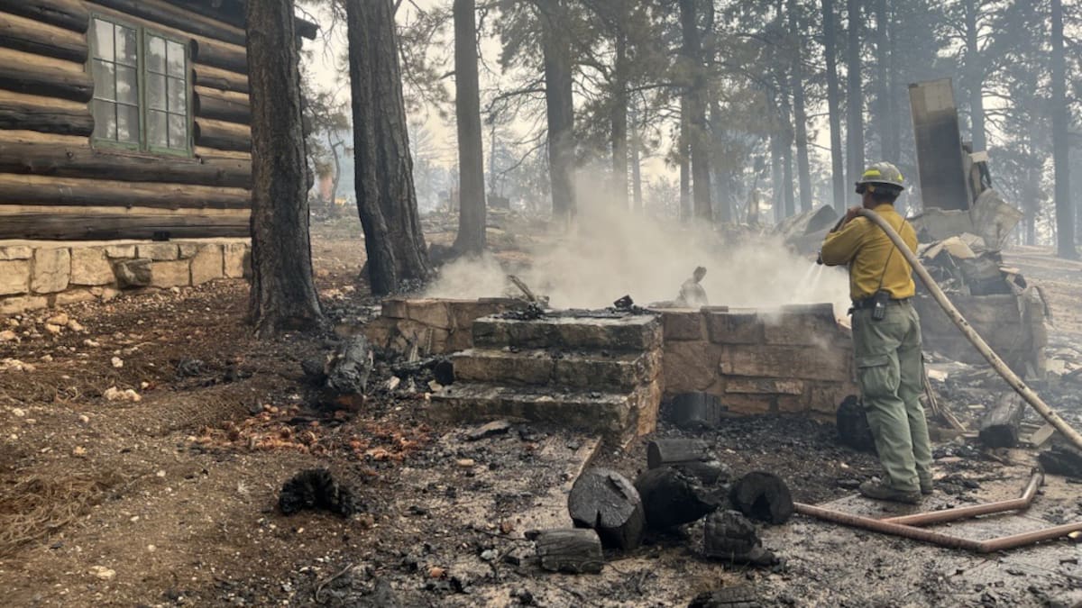 Incendio forestal en el Gran Cañón: más de 50 estructuras destruidas y cierre parcial del Parque