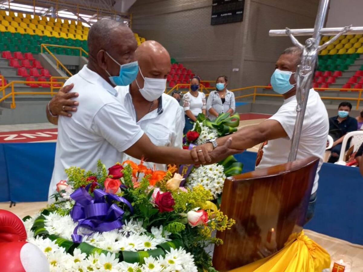 Emotiva despedida de 'Pambelé' a Bernardo Caraballo