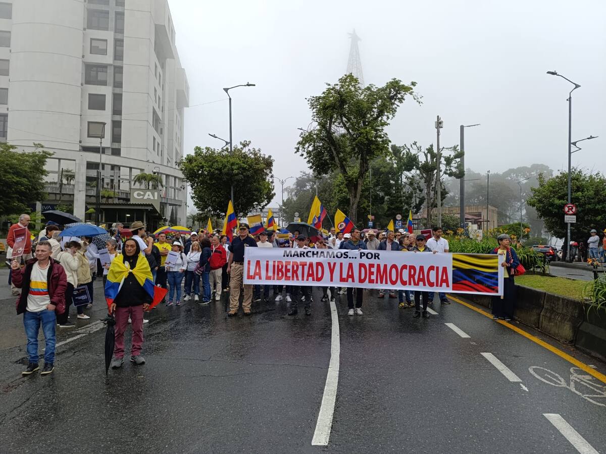 Mil personas marchan en Manizales conmemorando la Batalla de Boyacá y a favor del expdte Uribe Vélez