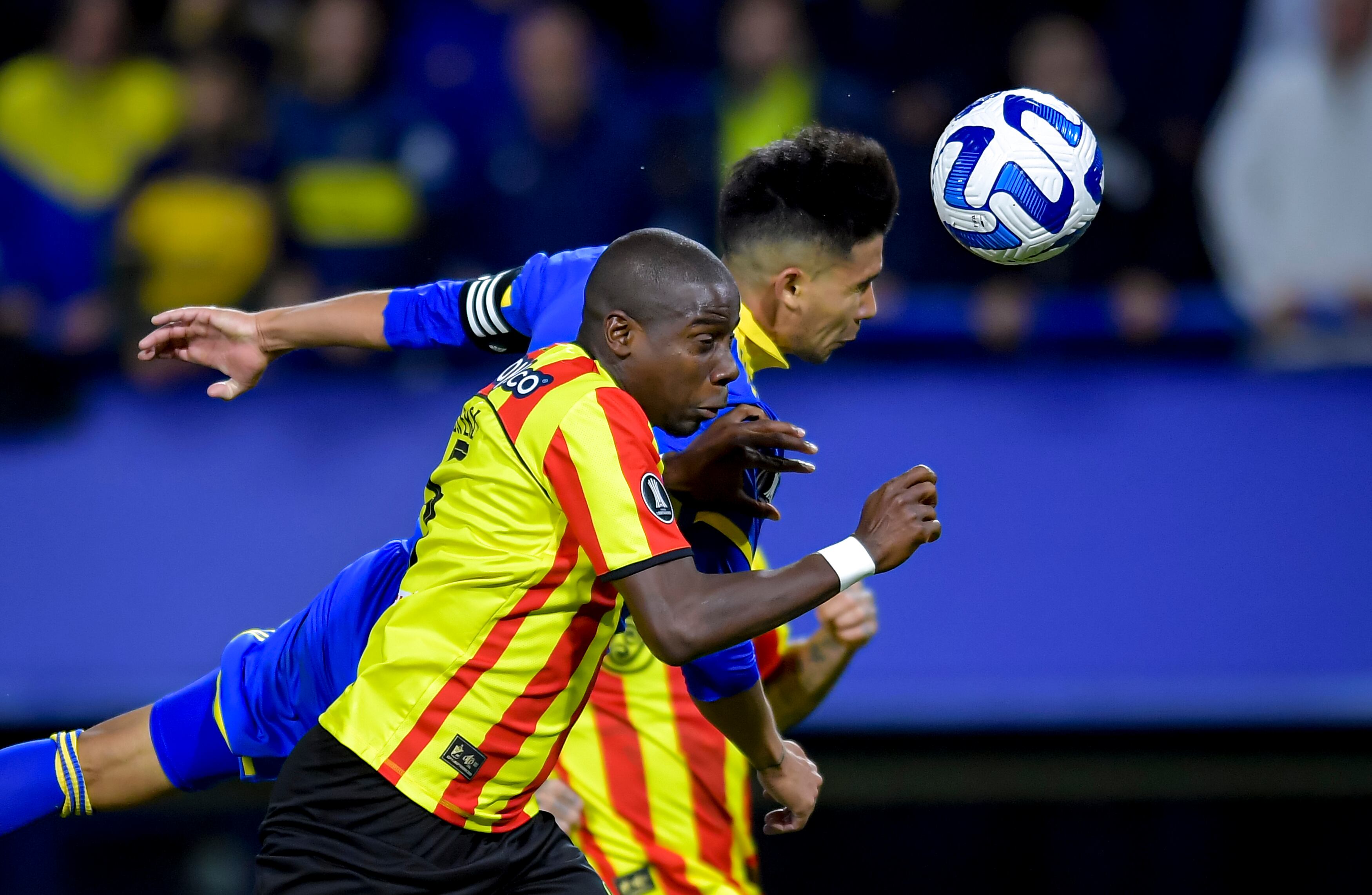 Geisson Perea disputando un balón en Boca Juniors Vs. Pereira por Copa Libertaodres. (Photo by Marcelo Endelli/Getty Images)