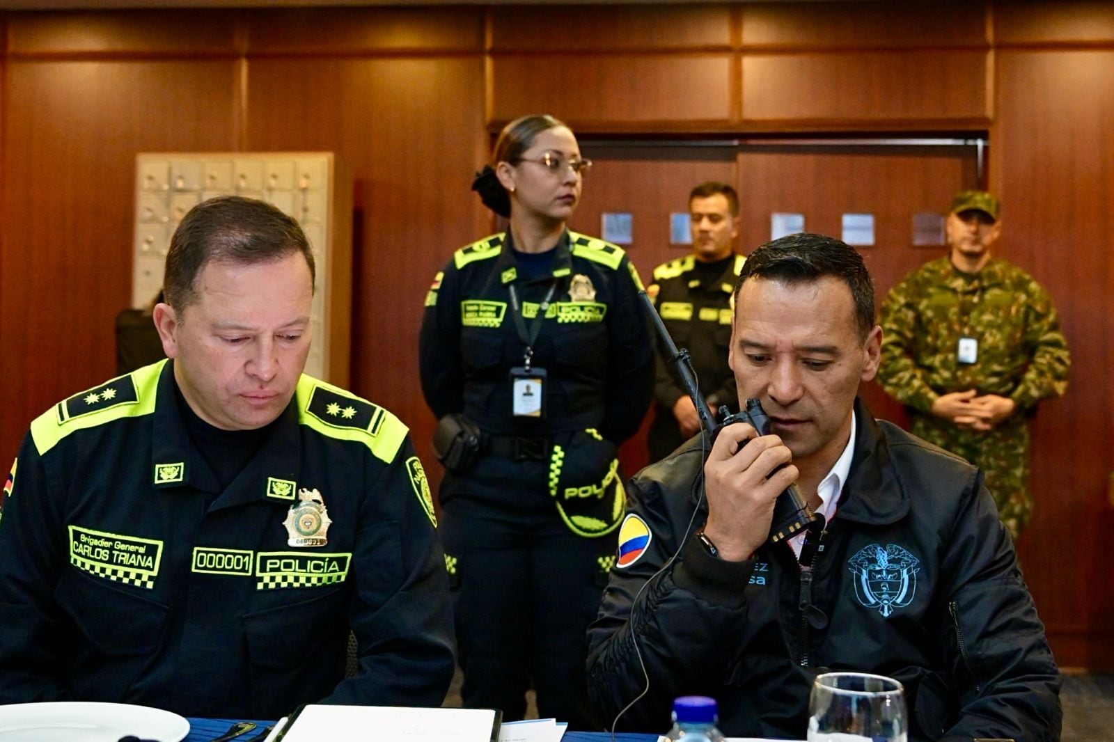 Carlos Fernando Triana Beltrán, director de la Policía (izquierda) y Pedro Sánchez, ministro de Defensa (derecha) ambos sentados. Foto: suministrada.