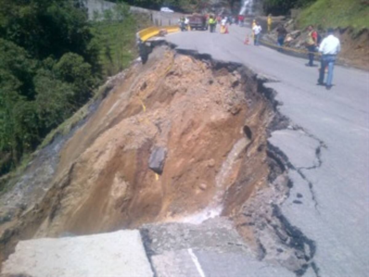 Antes del fin de semana habrá paso provisional en La Línea: mintransporte