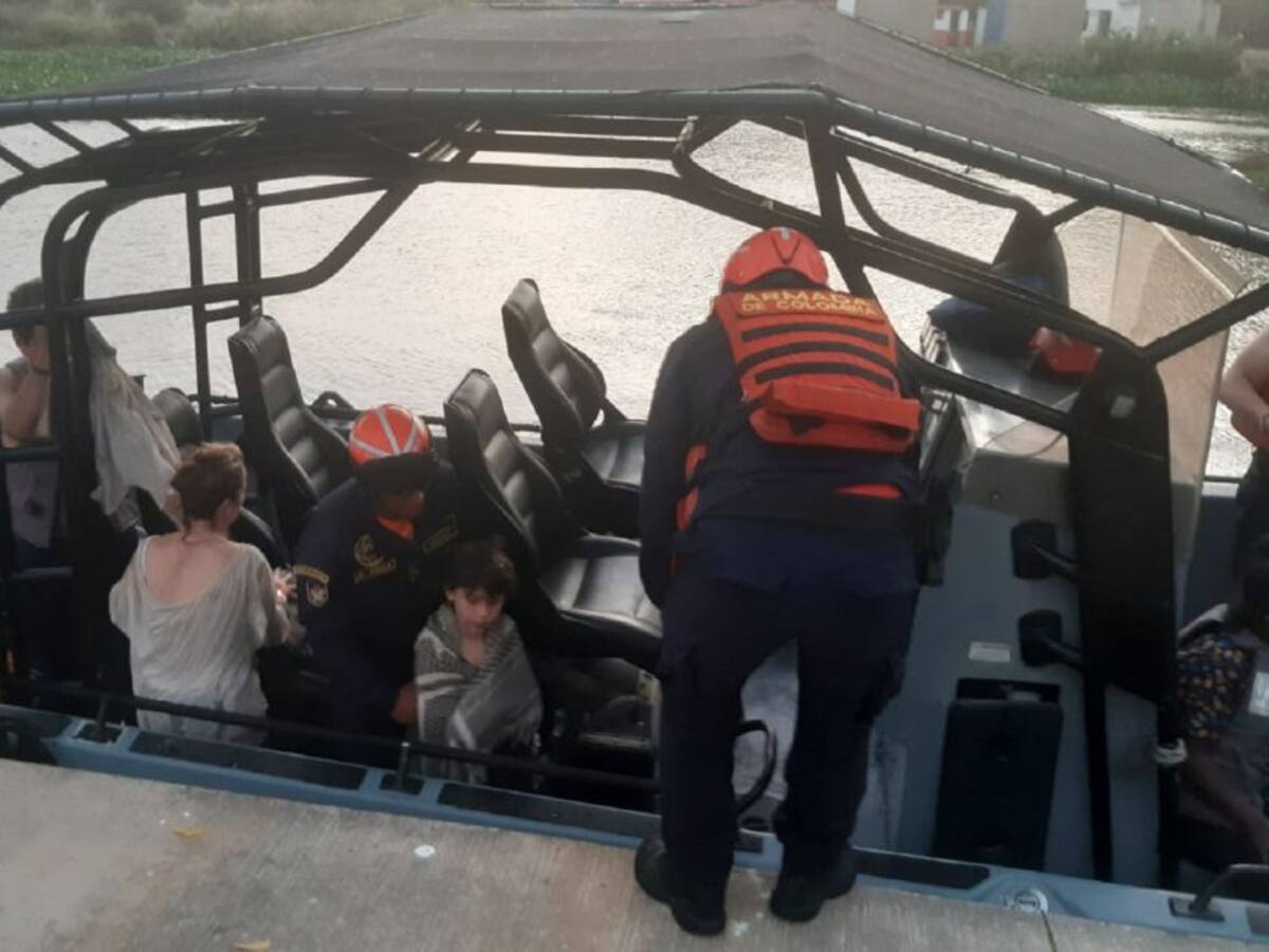 Rescatan a 11 personas tras naufragio de embarcación en Barranquilla