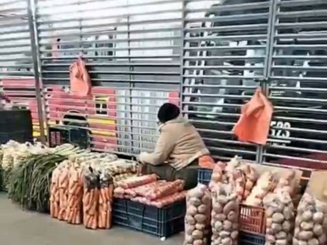 Quejas de usuarios por mini plaza de mercado en estación de Transmilenio en Soacha. Foto: Captura de pantalla de video en redes sociales.