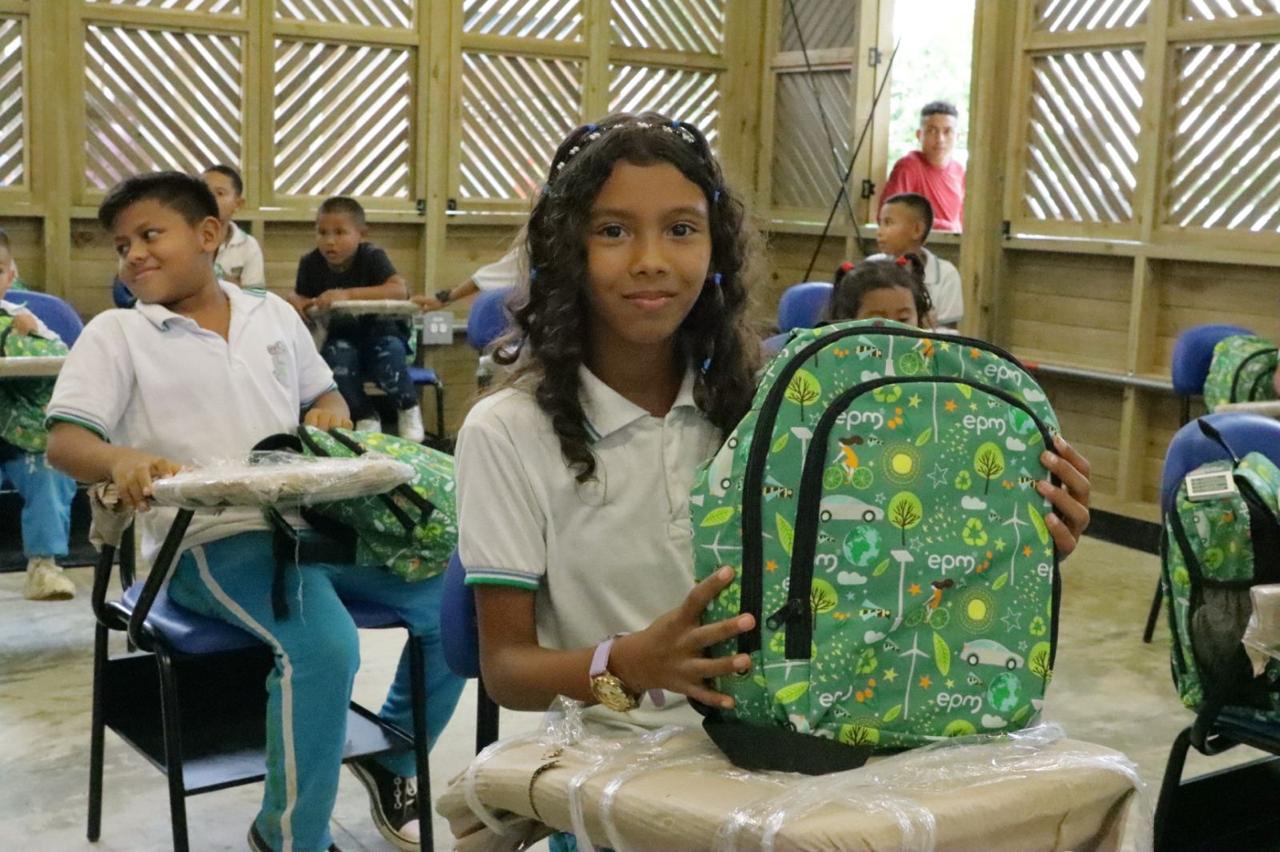 Gobernación de Antioquia pone en marcha el PAE Indígena y entregó, junto con EPM, cinco escuelas indígenas en Urabá. Foto: Cortesía Gobernación.