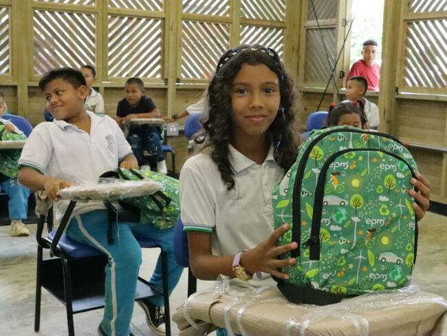 Gobernación de Antioquia pone en marcha el PAE Indígena y entregó, junto con EPM, cinco escuelas indígenas en Urabá. Foto: Cortesía Gobernación.