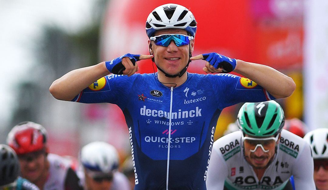 Fabio Jakobsen festeja un triunfo en el pasado Tour de Valonia.