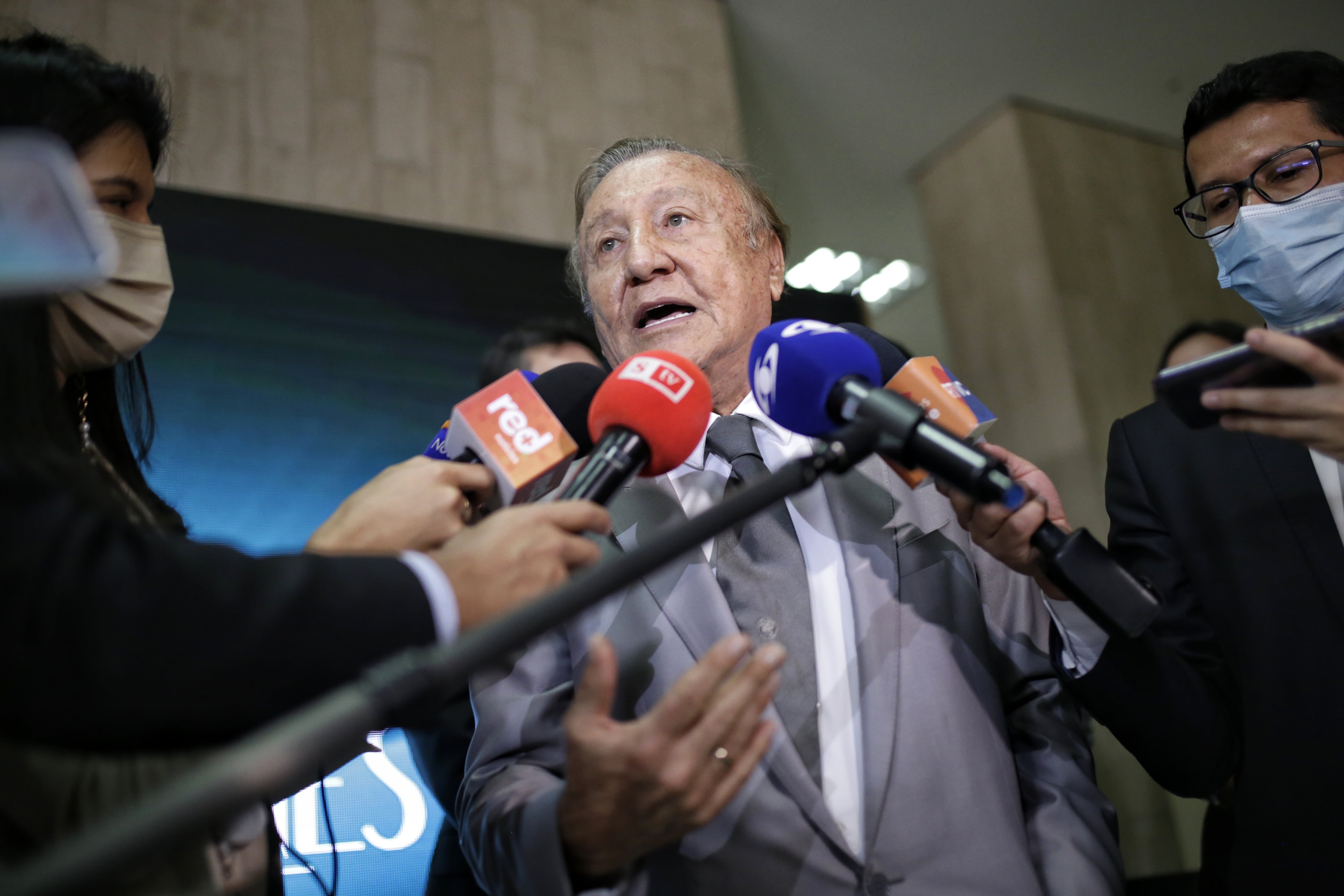 Bogotá. Diciembre 13 del 2021. Rodolfo Hernández, hace entrega de más un millón ochocientos mil firmas para oficializar su candidatura a presidencia de Colombia en el 2022. (Colprensa - Sergio Acero)