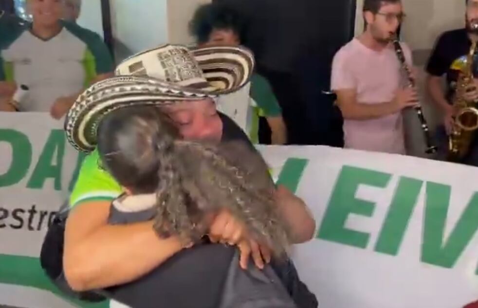 Mari Leivis fue recibida por familia y amigos en Rionegro. Foto: captura video cortesía.