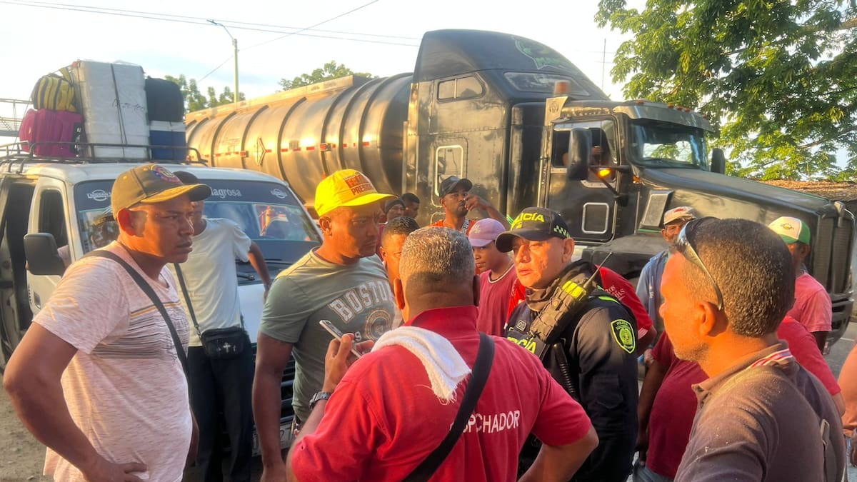 Mediación policial evitó bloqueo de transportadores informales en la entrada de Calamar