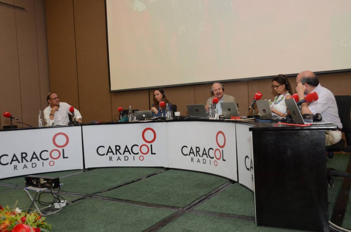 Lo que pasa en Santa Marta, sus proyectos, la enorme inversión en distintos renglones como el turismo y las actividades portuarias, el tren, el renovado aeropuerto y los proyectos para solucionar los problemas de agua potable, son algunos de los temas que serán tratados con autoridades locales y departamentales, además de otros personajes destacados en la bahía más hermosa de América.