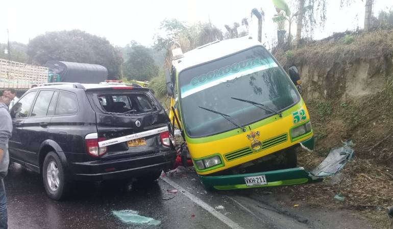Choque múltiple de bus, camioneta, motocicleta y camión en el sector de La Española