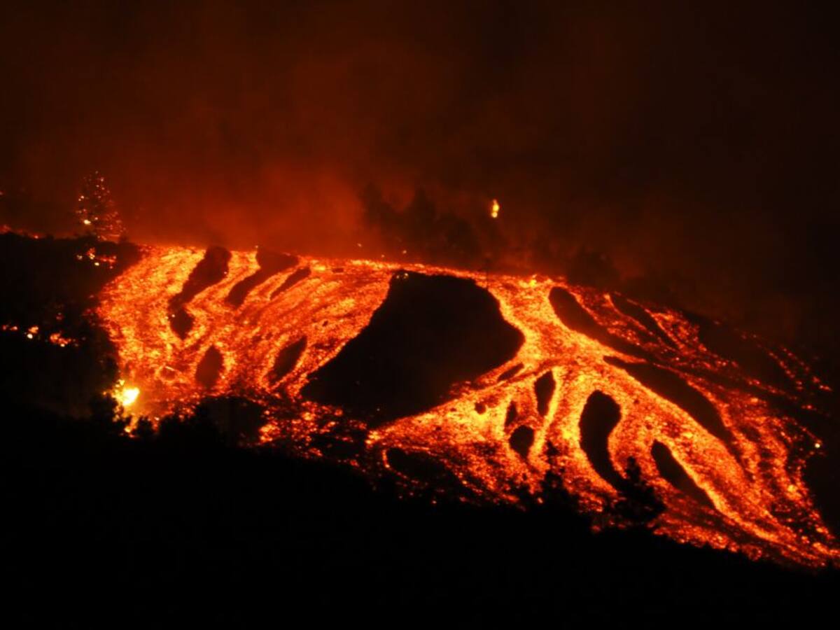 Gobierno español garantiza reconstrucción tras erupción de volcán