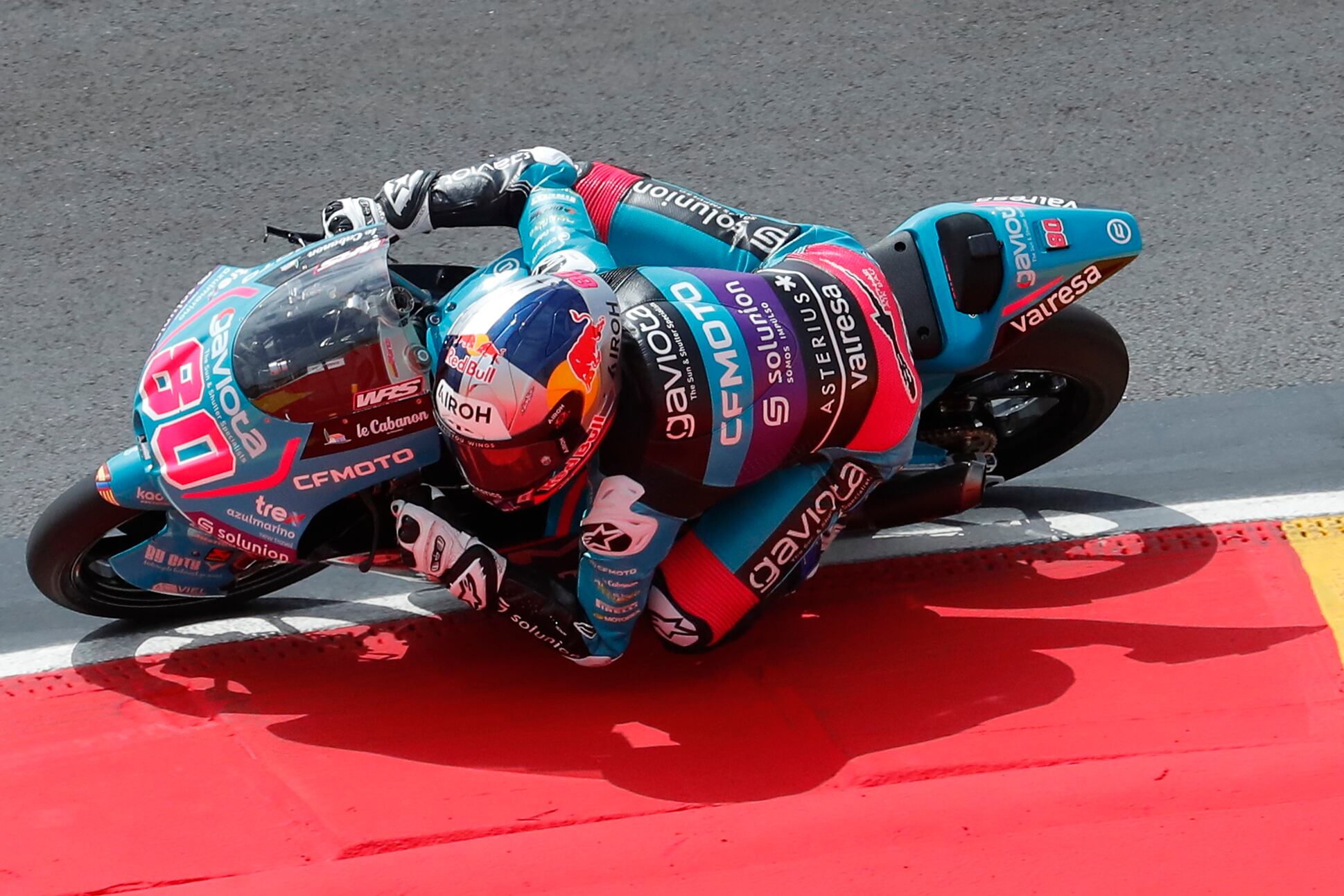 ALCAÑIZ (TERUEL), 31/08/2024.- El piloto español de Moto3 David Alonso durante los entrenamientos libres del Gran Premio de Aragón, duodécima cita de los Mundiales de motociclismo de velocidad, este sábado en el circuito MotorLand de Alcañiz (Teruel). EFE/Javier Cebollada