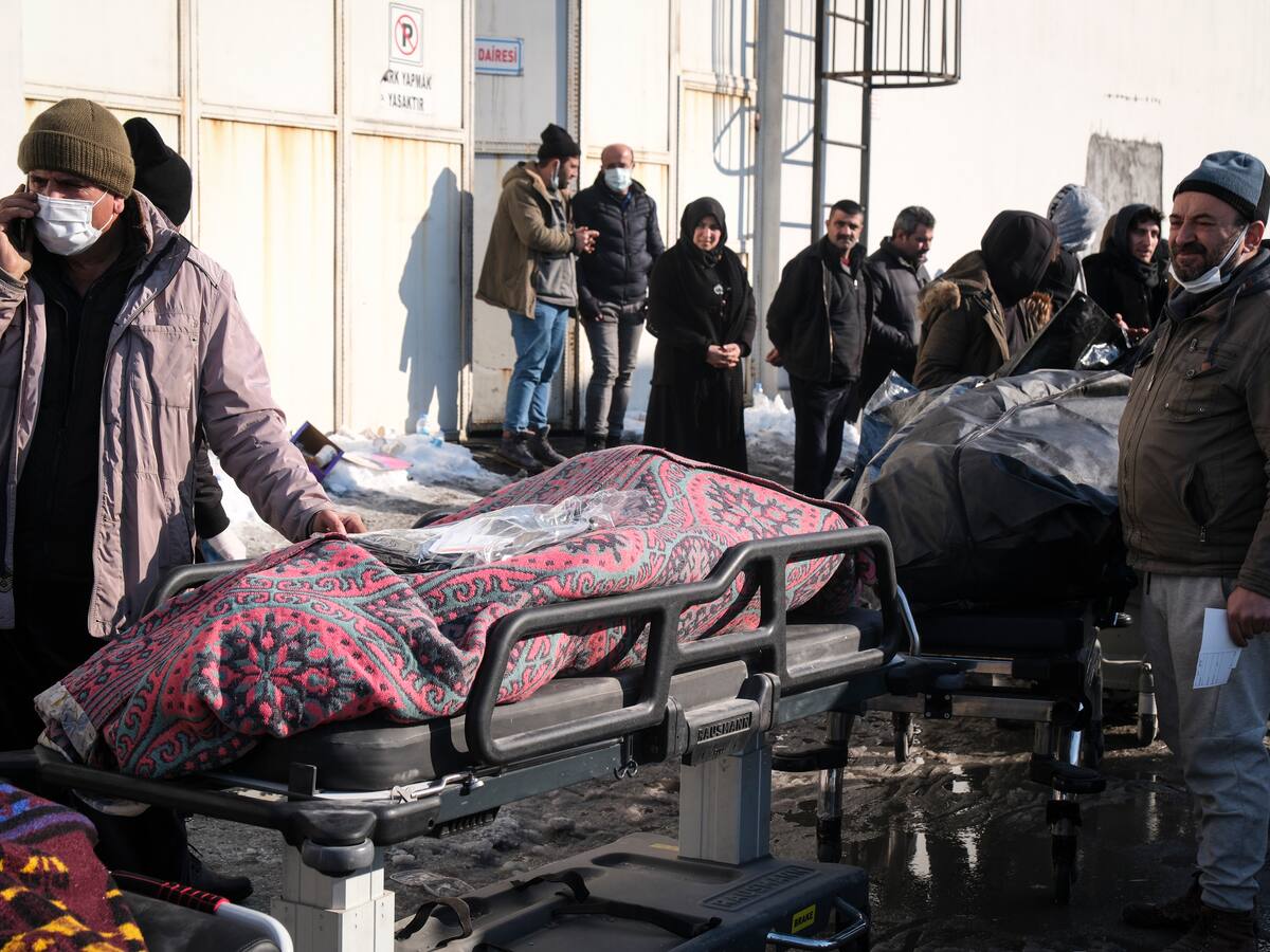 Hay bolsas de cadáveres apiladas en las puertas de la morgue: periodista en Turquía