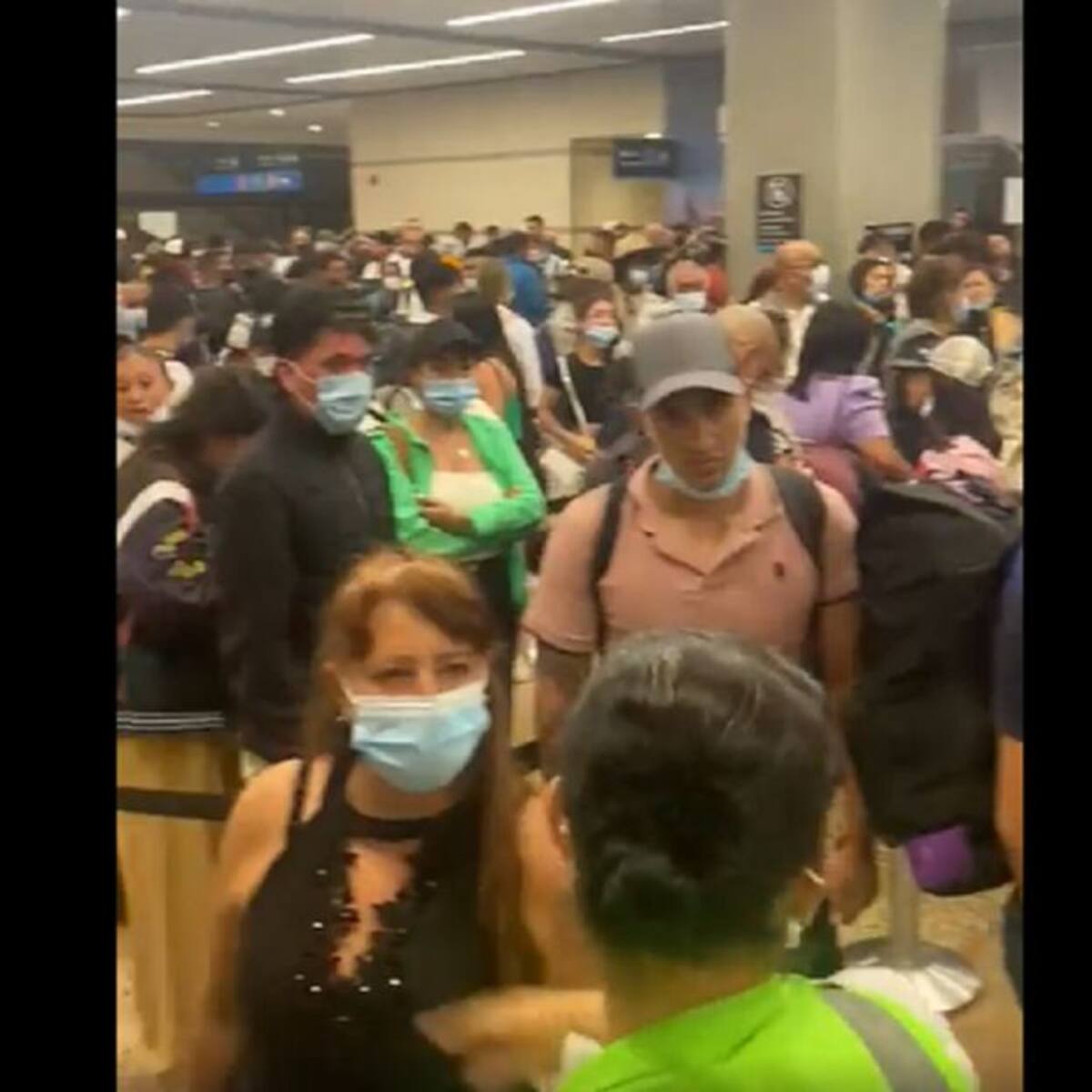Migración aclaró a qué se deben las largas filas en aeropuerto de Rionegro