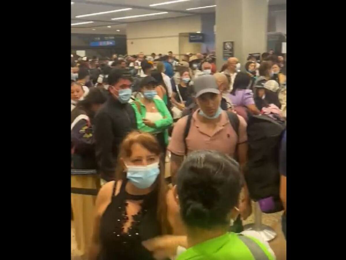 Migración aclaró a qué se deben las largas filas en aeropuerto de Rionegro