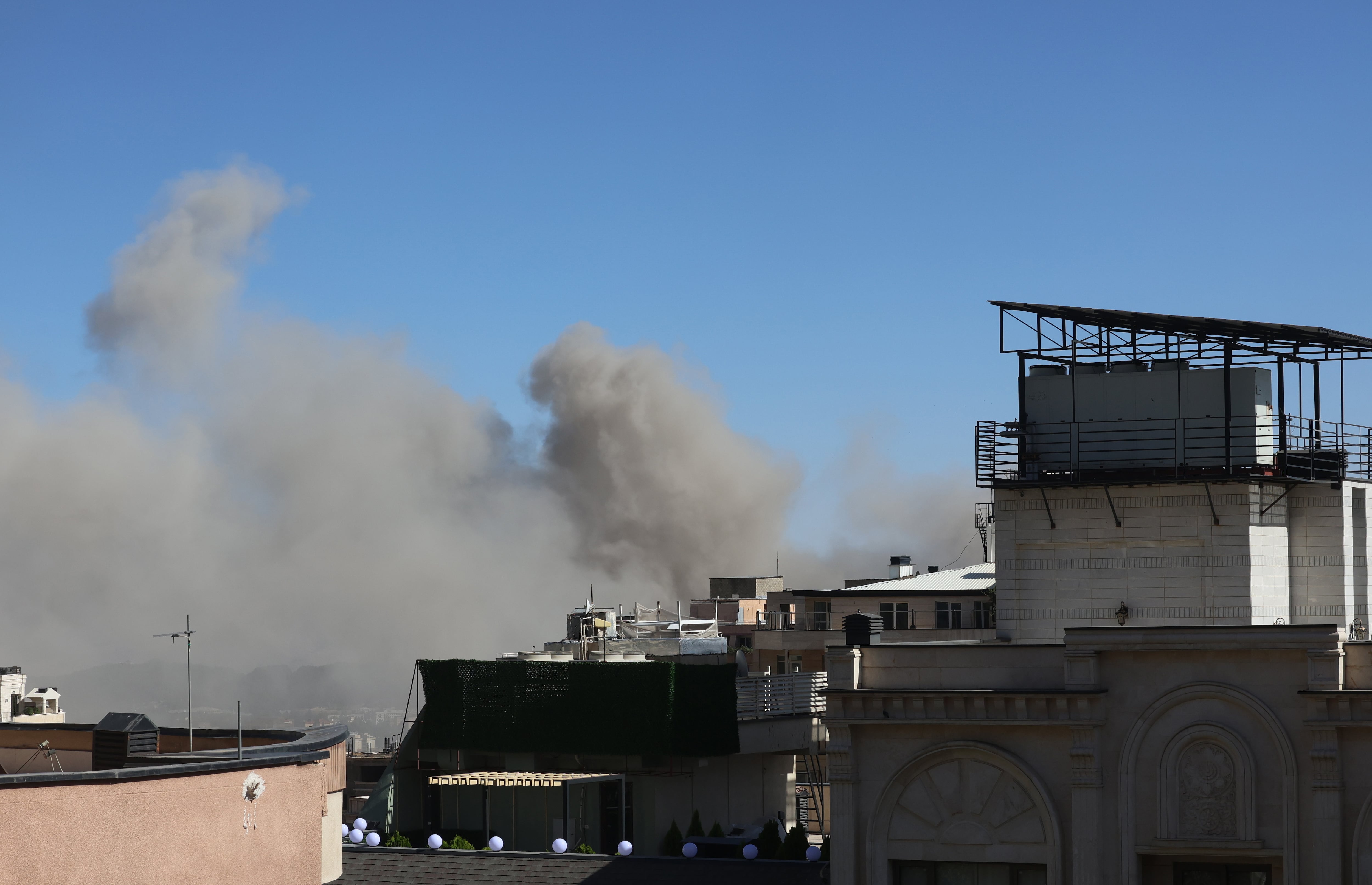 TEHRAN (IRAN (Islamic Republic Of)), 18/06/2025.- Smoke rises following an Israeli airstrike on Tehran, Iran, 18 June 2025. Israel and Iran have been exchanging fire since Israel launched strikes across Iran on 13 June 2025 as part of Operation 'Rising Lion.' (Teherán) EFE/EPA/ABEDIN TAHERKENAREH