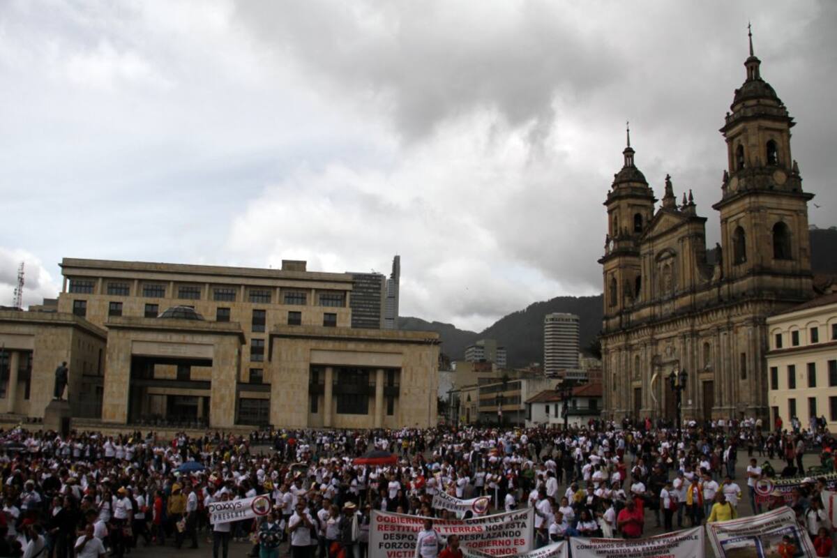Los manifestantes llegan hasta la Plaza de Bolívar en Bogotá.