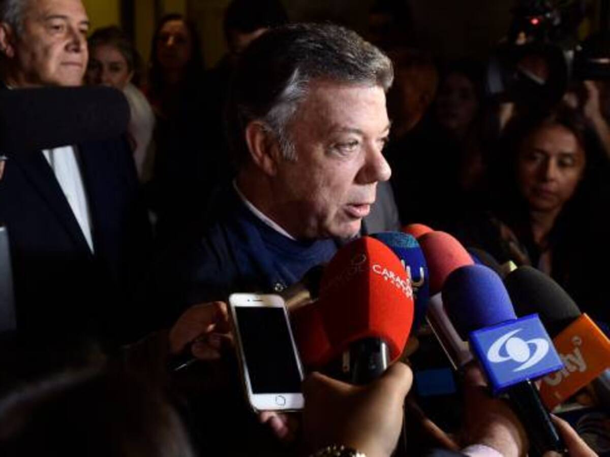 “El vaso de la paz está medio lleno y juntos lo vamos a llenar”: Santos y Timochenko