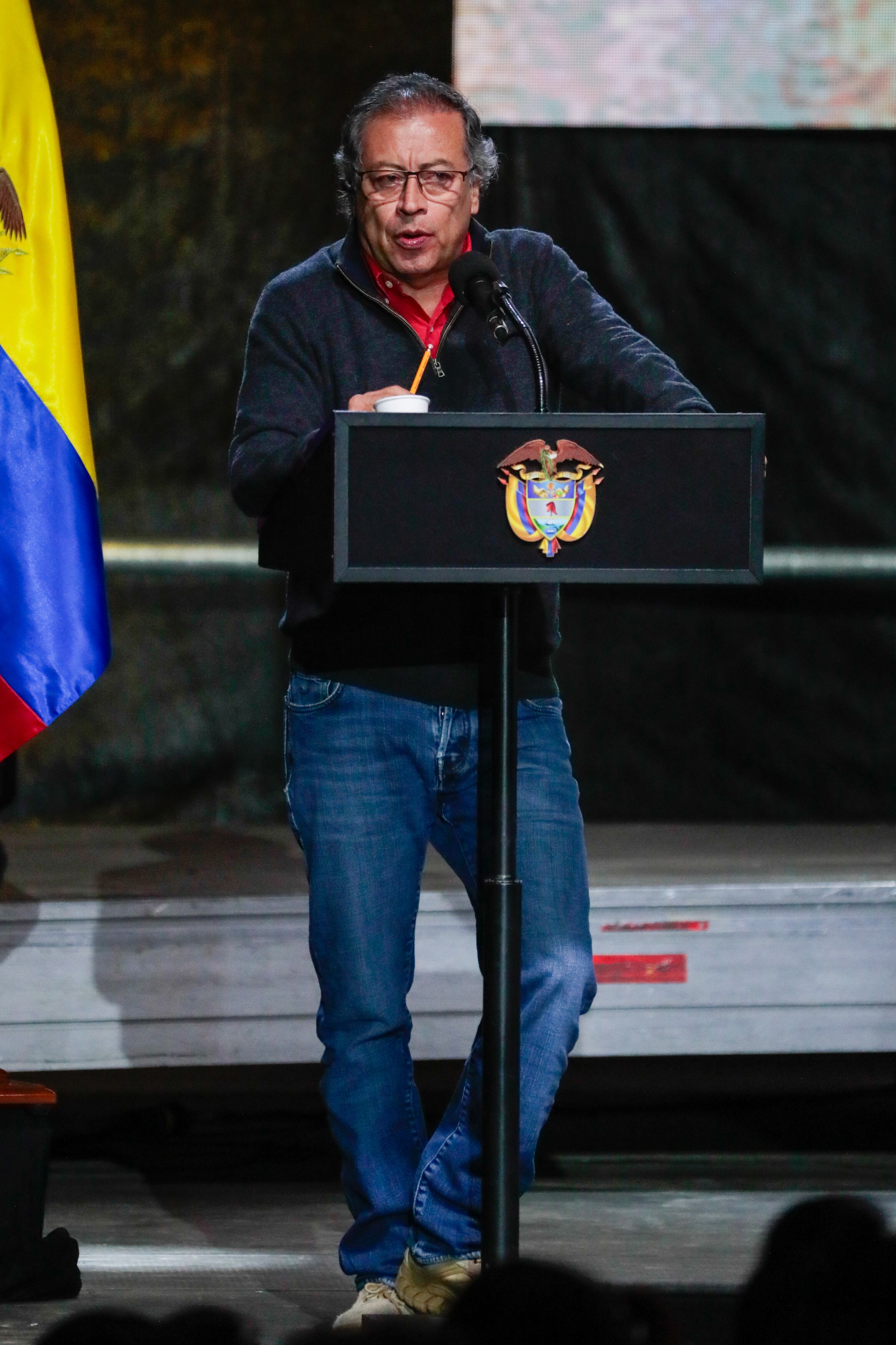 BOG400. BOGOTÁ (COLOMBIA), 22/07/2024.- El presidente de Colombia, Gustavo Petro, habla este lunes en la Plaza de Toros La Santamaría en Bogotá (Colombia). El Gobierno colombiano sancionó la ley No más olé, que prohíbe las corridas de toros en el país a partir de 2027 y que fue aprobada por el Congreso en mayo pasado, una iniciativa que, según denuncian los defensores de la tauromaquia, afectará a la economía y el empleo de las personas que viven de esta actividad. EFE/Carlos Ortega