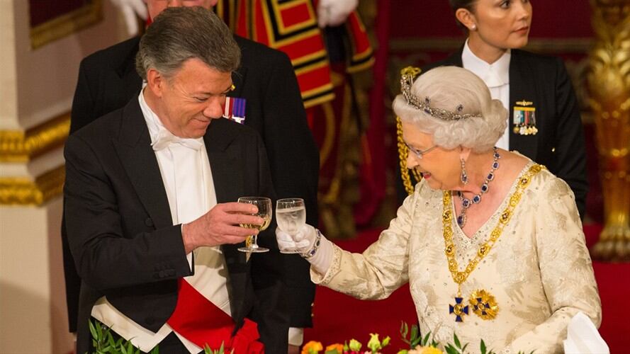 La reina de Gran Bretaña, Isabel II, felicitó al presidente Juan Manuel Santos por su contribución en las relaciones internacionales. Foto: Getty Images