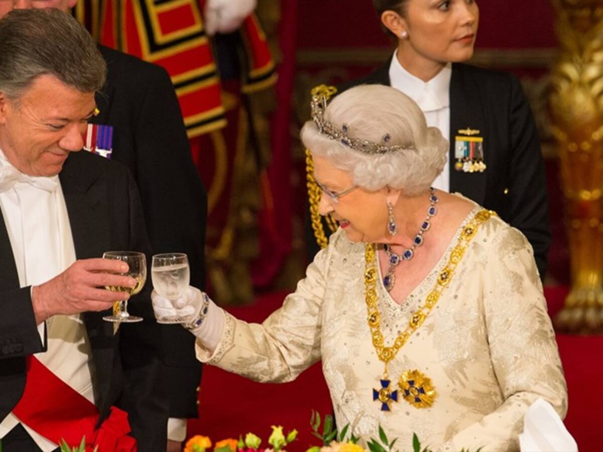 Isabel II felicita a Santos por reconocimiento al proceso de paz