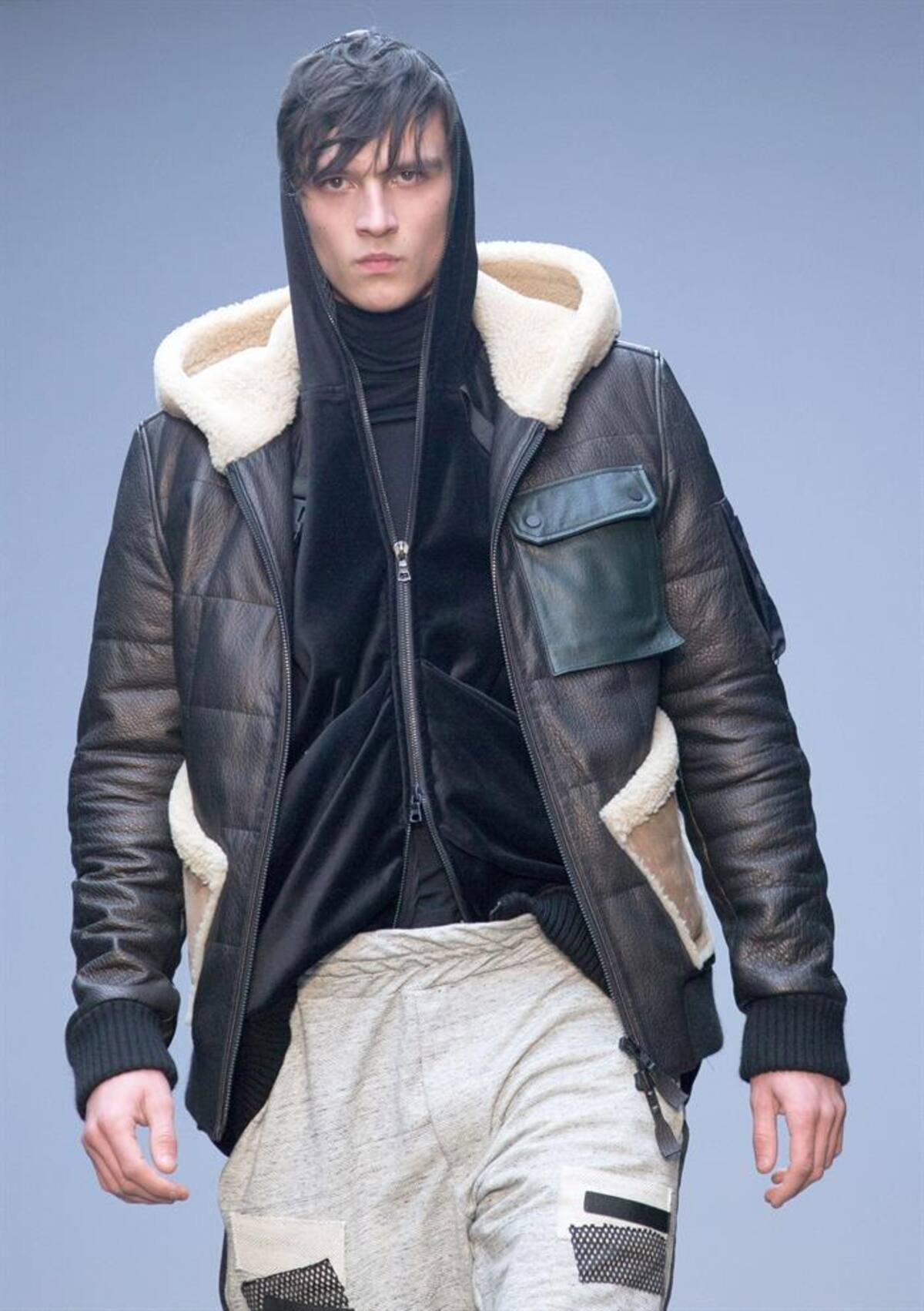 Una serie de modelos presentan la colección de otoño, invierno 2015 en la semana de la moda masculina en Londres, Inglaterra, que se realizará hasta el próximo 12 de enero.