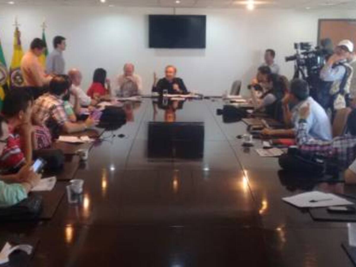 Trabajadores del Acueducto y alcalde de Bucaramanga fumaron la pipa de la paz