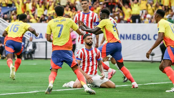 Houston (United States), 24/06/2024.- Paraguay defender Omar Alderete (C) and Paraguay defender Fabian Balbuena (C-Back) react as Columbia players Jefferson Lerma (L), Luis Diaz (2-L) and Carlos Cuesta (3-L) celebrate a goal by James Rodriguez (Not Pictured) during the first half of the CONMEBOL Copa America 2024 group D match between Colombia and Paraguay, in Houston, Texas, USA, 24 June 2024. EFE/EPA/LESLIE PLAZA JOHNSON