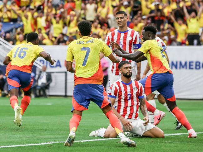 Los jugadores de la Selección Colombia festejan uno de sus goles ante Paraguay. EFE/LESLIE PLAZA JOHNSON
