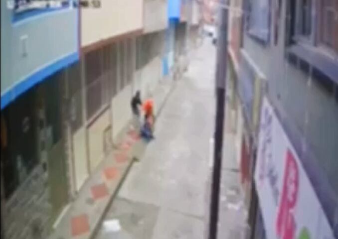 Delincuentes apuñalan a menor por robarle el celular