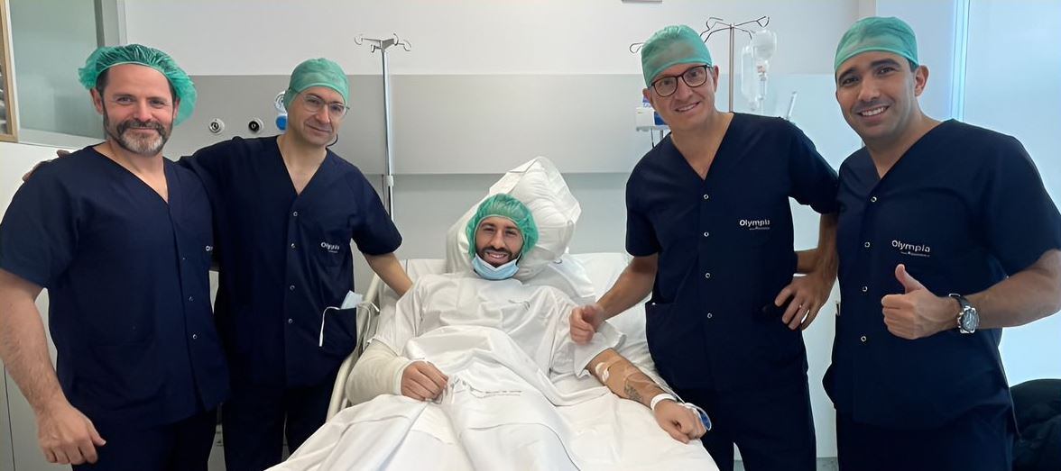 David Ospina, portero colombiano, con el cuerpo médico que le realizó la cirugía en el codo derecho / Twitter: @AlNassrFC_EN